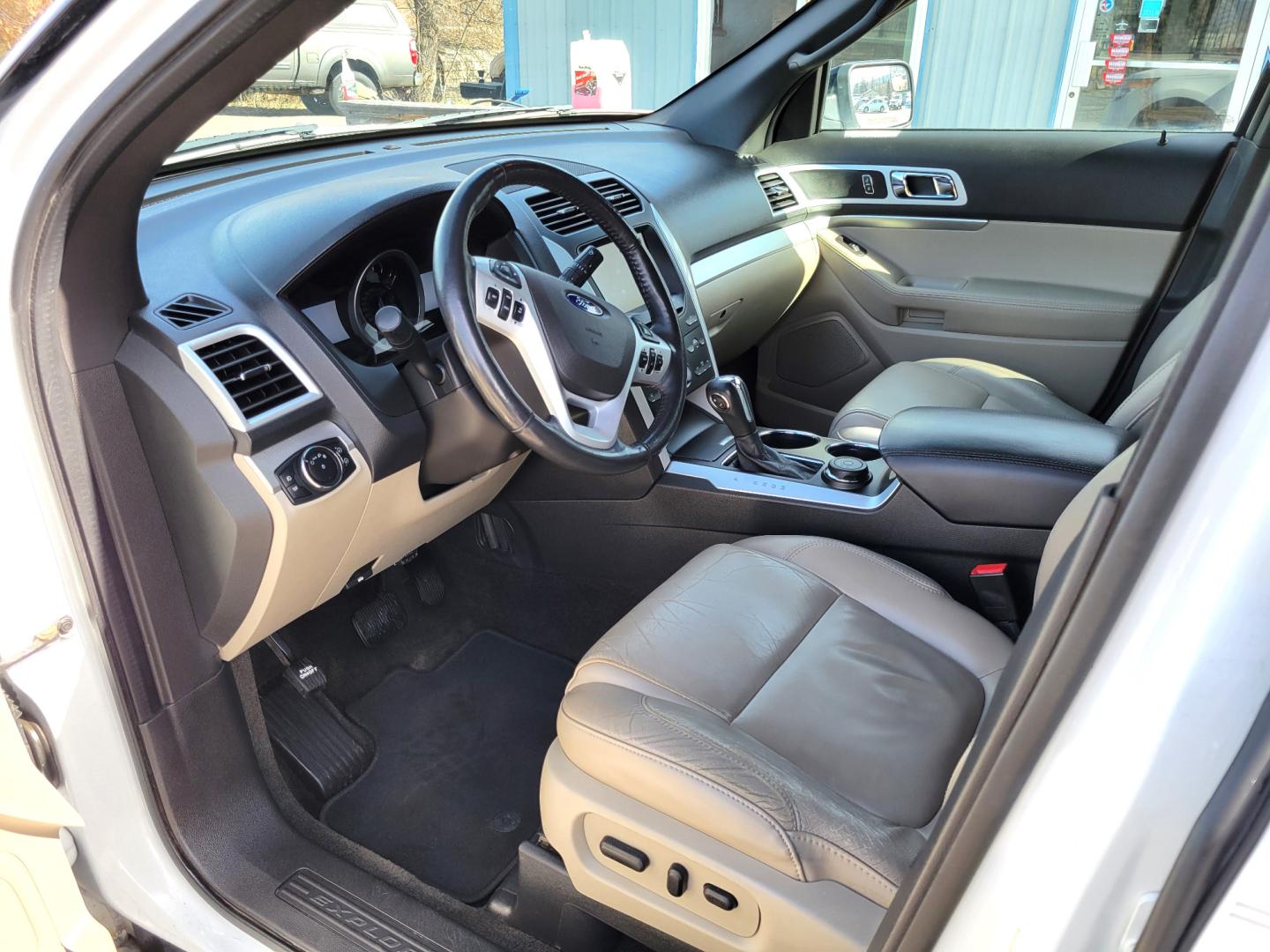 2013 White /Black Ford Explorer XLT (1FM5K8D81DG) with an 3.5L V6 engine, 6 Speed Auto transmission, located at 450 N Russell, Missoula, MT, 59801, (406) 543-6600, 46.874496, -114.017433 - Photo#13